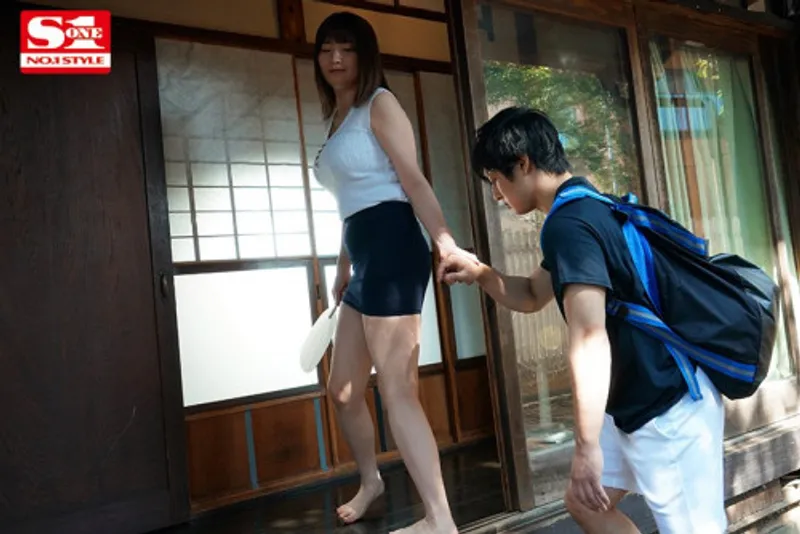 Anh chàng nứng lồn cây hàng khi nhìn trộm em họ địt trộm với chồng