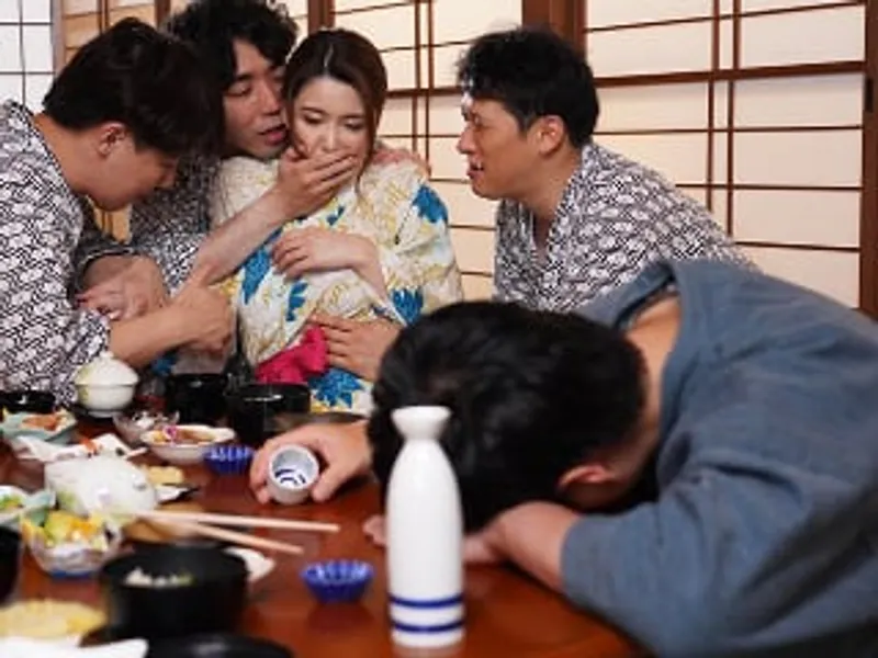 đưa người vợ đi suối nước nóng, người chồng không biết vợ bị người khác địt sấp mặt