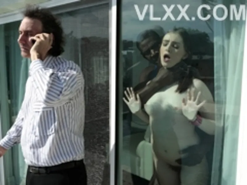 Dẫn người tình da đen về nhà chơi rồi địt trộm trước mặt ba mình