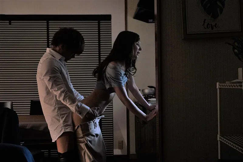 Tiền bối đi công việc, cậu nhân viên đến nhà phang vợ ông ấy