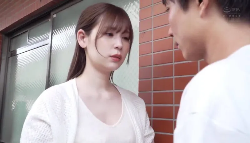 Anh xã tẻ nhạt, người vợ nhận ra cậu thanh niên nhà đối diện tốt hơn