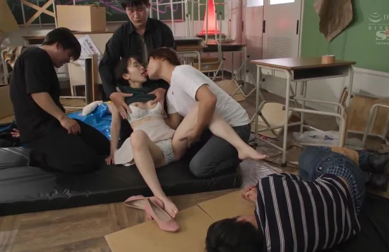 Giúp đỡ cậu con ghệ bị bắt nạt, nữ học sinh dính vào đám côn đồ biến thái