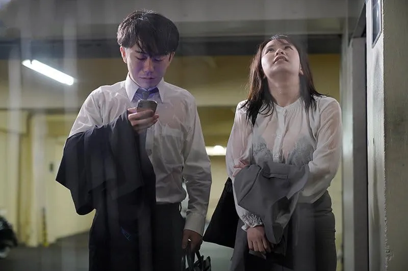 Kẹt lại nhà trọ với sếp nữ sau một cơn mưa ướt đẫm