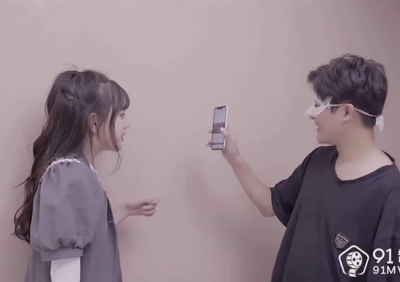 Tống tình em gái khi phát hiện clip tự sướng trên điện thoại