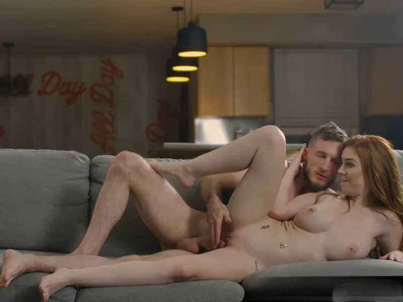 đang tăng ca mà ghệ cứ dùng cô bé dụ tôi doggy cùng em