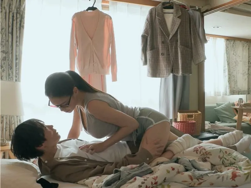 được chị cạnh bên nhà "an ủi" khi eny đi ngoại tình